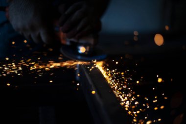 Öğütücüyle öğütülmüş metalden kıvılcımlar.