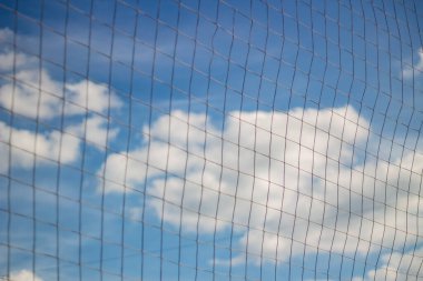 Mavi gökyüzünün arka planında halat örgüsü.