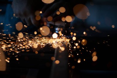 Öğütücüyle öğütülmüş metalden kıvılcımlar.