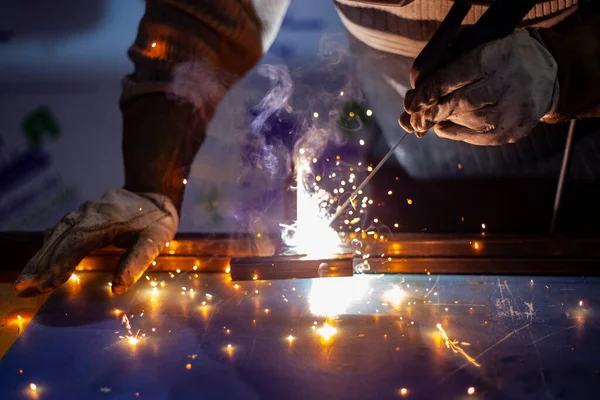 Metal welding. Sparks fly from the hot metal. — Stock Photo, Image