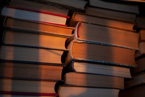 Old books on the shelf. Books in the light of day. — Stock Photo, Image