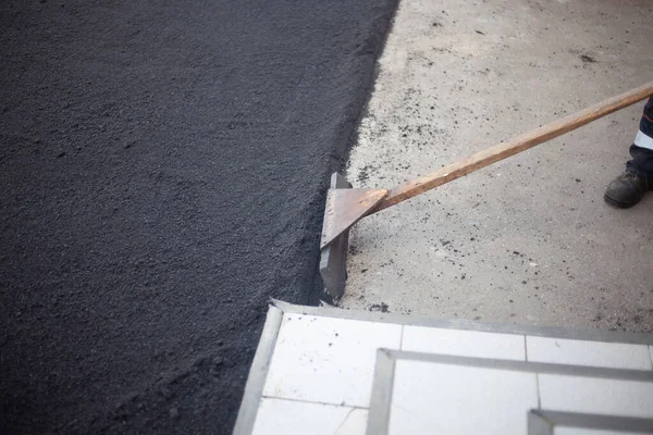 Puesta de asfalto. Reparación de carreteras. — Foto de Stock