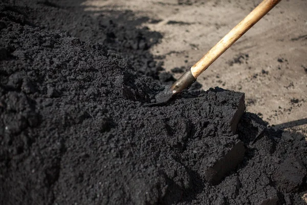 Asfalt döşeme. Yol yüzeyi onarımı.