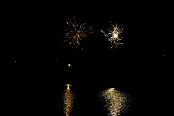 Vuurwerk in de lucht. Groet explodeerde in een kleurrijke bal aan de nachtelijke hemel. — Stockfoto