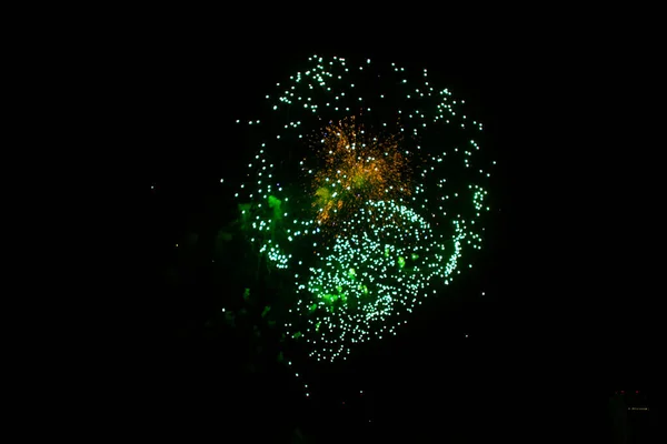 Fuochi d'artificio nel cielo. Saluto esploso in una palla colorata nel cielo notturno. — Foto Stock