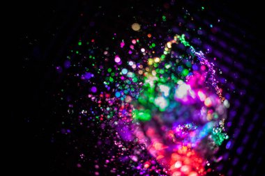 Farklı renklerde su damlaları