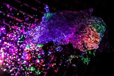 Farklı renklerde su damlaları