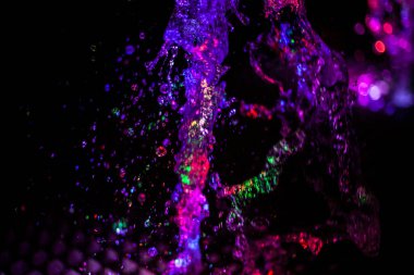 Farklı renklerde su damlaları