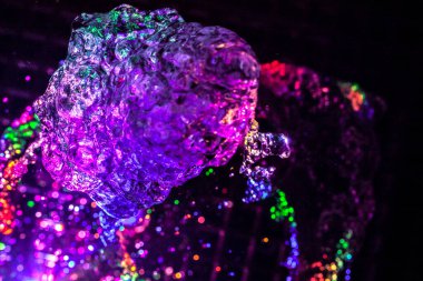 Farklı renklerde su damlaları