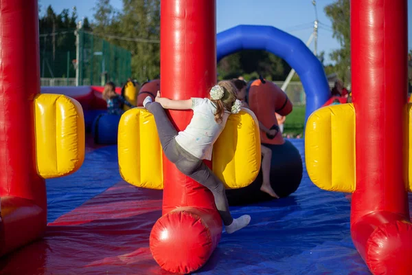 Les enfants jouent dans une zone gonflable pour enfants. — Photo