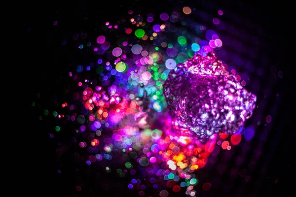 Farklı renklerde su damlaları