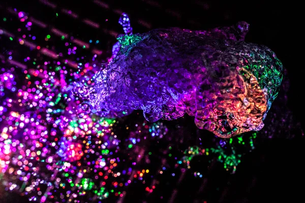 Farklı renklerde su damlaları