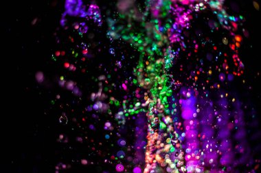 Farklı renklerde su damlaları