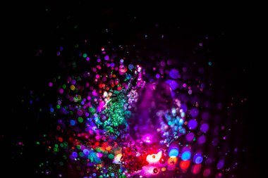 Farklı renklerde su damlaları