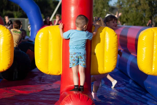 Çocuklar şişme çocuk bölgesinde oynarlar..