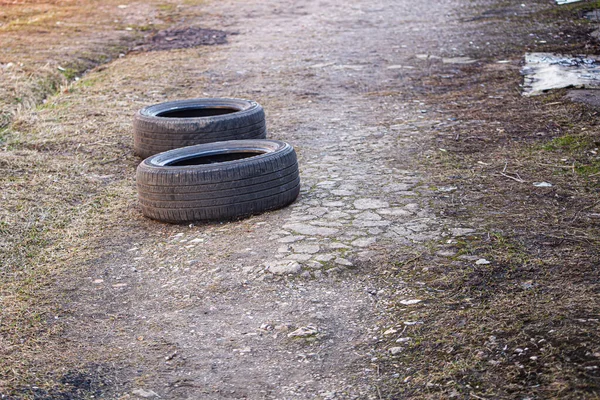 Arabadaki eski lastikler sokakta yatıyor..