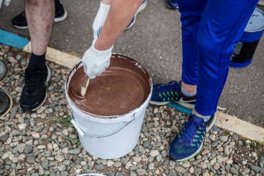 Bir kova boya. Boya envanteri üzerinde çalış..