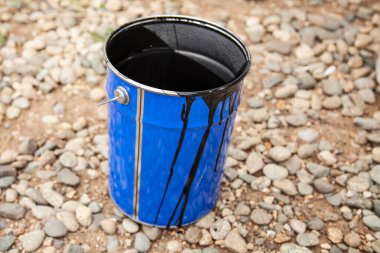 Bir kova boya. Boya envanteri üzerinde çalış..