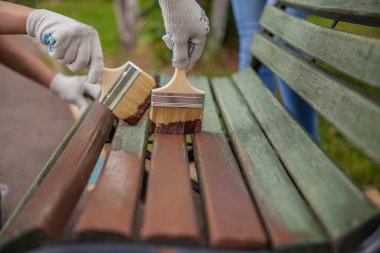 Parktaki bank kahverengiye boyanmış..