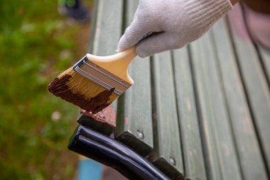 Parktaki bank kahverengiye boyanmış..