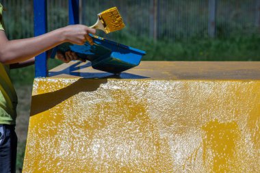 Sarıya boyama. Bir fırçayla çalış.