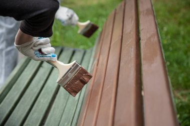 Parktaki bank kahverengiye boyanmış..