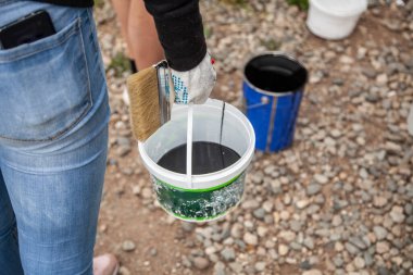 Bir kova boya. Boya envanteri üzerinde çalış..