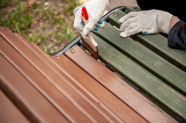 Parktaki bank kahverengiye boyanmış..