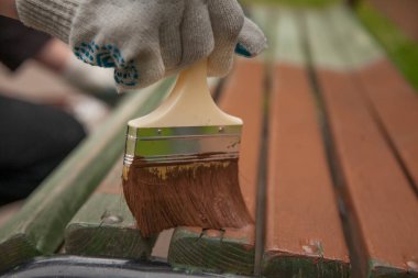 Parktaki bank kahverengiye boyanmış..