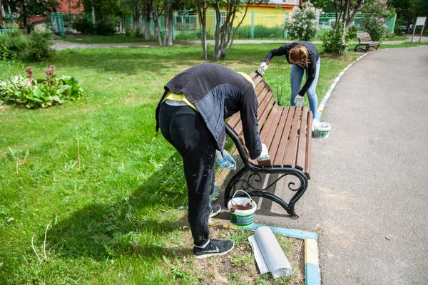 El banco en el parque está pintado de marrón. — Foto de Stock