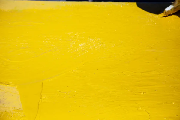 Pintura en amarillo. Trabajar con un pincel. — Foto de Stock