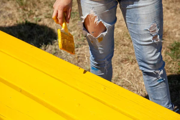 Pintura em amarelo. Trabalho com uma escova. — Fotografia de Stock