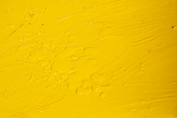Malowanie na żółto. Praca pędzlem. — Zdjęcie stockowe