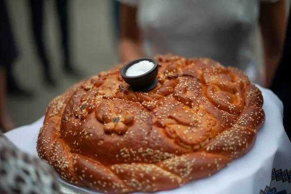 Russian loaf. Wedding tradition bread and salt for the bride and groom. — Stock Photo, Image