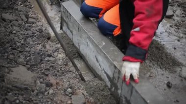 Yol tamiri. Otoyola kaldırım döşemesi. İşçiler çok çalışıyor. Erkekler asfaltı kırıyor. İnşaat hazırlıkları. Rusya 'daki göçmenler.