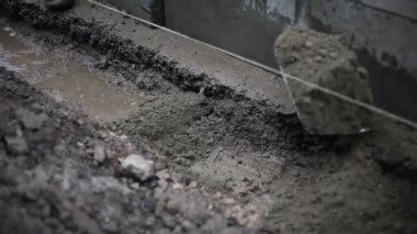 Yol tamiri. Otoyola kaldırım döşemesi. İşçiler çok çalışıyor. Erkekler asfaltı kırıyor. İnşaat hazırlıkları. Rusya 'daki göçmenler.