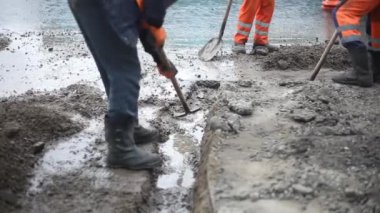 Yol tamiri. Otoyola kaldırım döşemesi. İşçiler çok çalışıyor. Erkekler asfaltı kırıyor. İnşaat hazırlıkları. Rusya 'daki göçmenler.