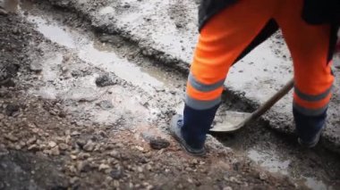 Yol tamiri. Otoyola kaldırım döşemesi. İşçiler çok çalışıyor. Erkekler asfaltı kırıyor. İnşaat hazırlıkları. Rusya 'daki göçmenler.