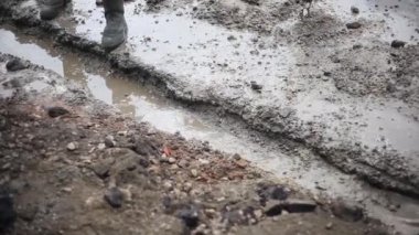 Yol tamiri. Otoyola kaldırım döşemesi. İşçiler çok çalışıyor. Erkekler asfaltı kırıyor. İnşaat hazırlıkları. Rusya 'daki göçmenler.