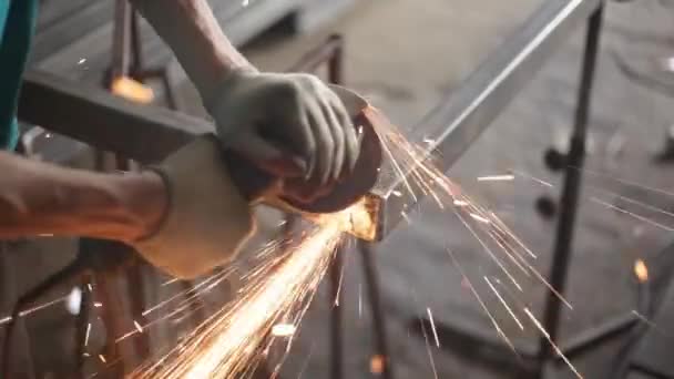 金属加工 磨床磨料 火花从高温中飞散 在建立结构部分时在车间工作 明亮的金属微粒从高摩擦中飞散 工具在手里了 — 图库视频影像