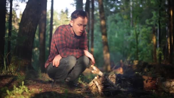 那家伙在森林里生火了 游客准备炉灶 自然生存学校 这个人迷失在荒野中 正在生火 在远离城市的地方露营 — 图库视频影像