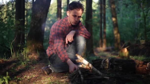 Killen Gör Upp Eld Skogen Turisten Förbereder Härden Överlevnadsskola Naturen — Stockvideo