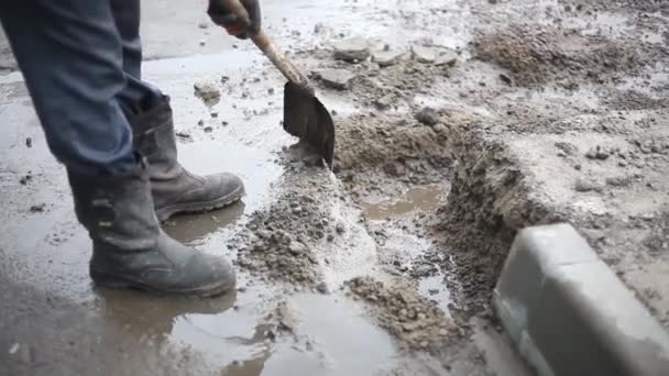 修路在公路上安装护栏 工人们在努力工作 男人们在破坏柏油 建筑工程的准备工作 在俄罗斯的移民 — 图库视频影像
