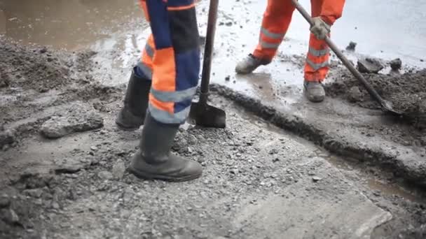 Reparação Estradas Instalação Freios Estrada Trabalhadores Estão Trabalhando Duro Homens — Vídeo de Stock