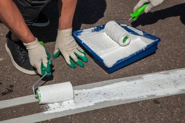 Boyalı silindir. Bisiklet yolunu boyuyorum.