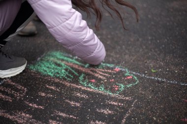 Kaldırıma tebeşirle çizerek.. 