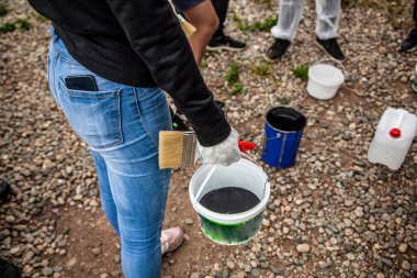 Bir kova boya. Boya envanteri üzerinde çalış..
