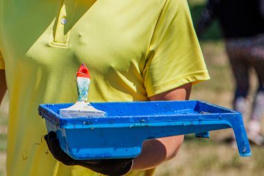 Boya ve fırçala. Bahçede resim yapmak.. 