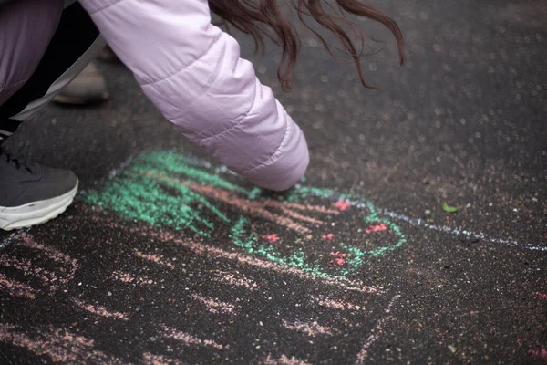 Kaldırıma tebeşirle çizerek.. 