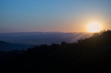 Gün batımında gökyüzü. Dağlarda gün batımı. 